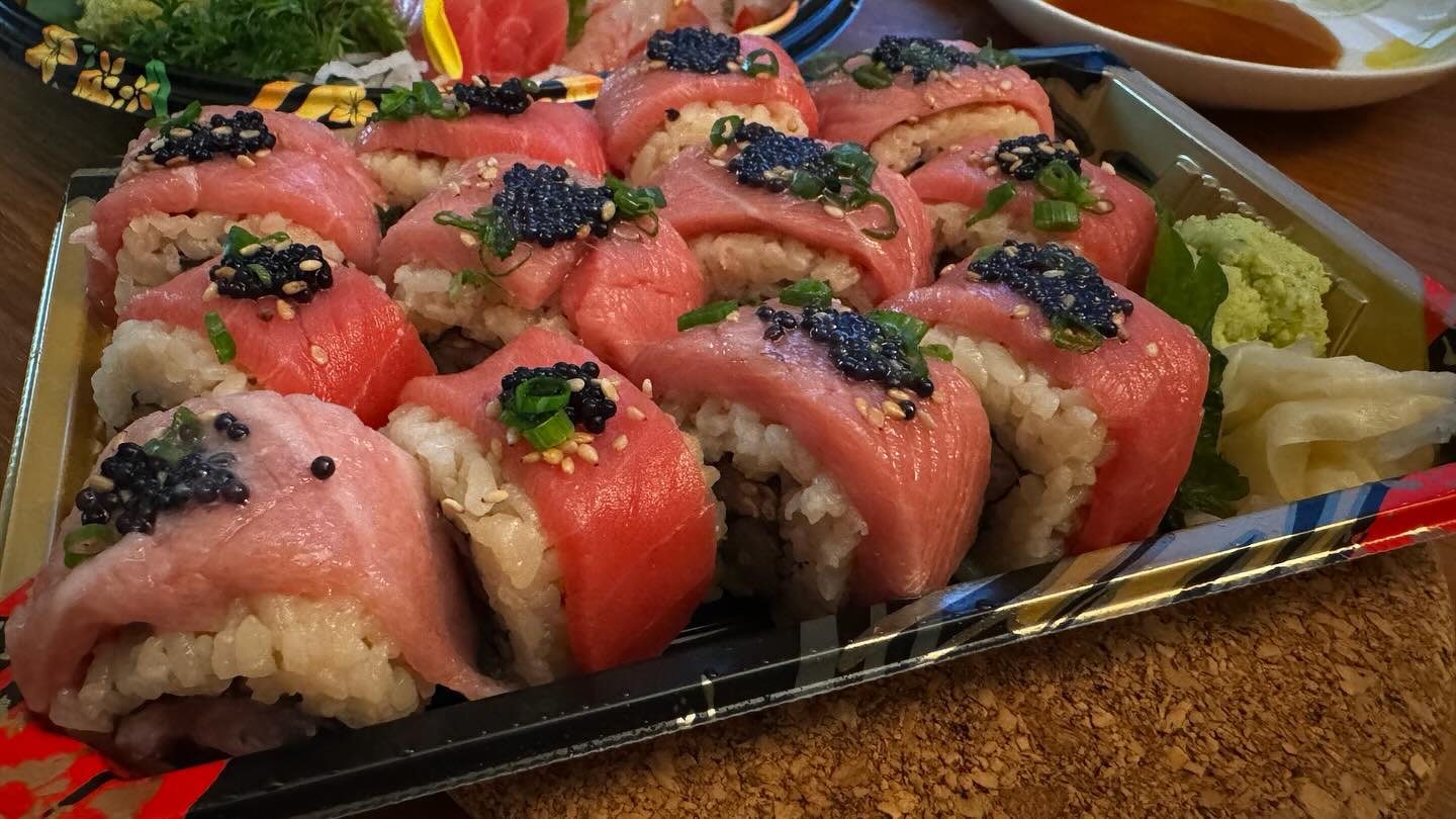 Very fresh #sushi and #sashimi from Freshier Ixinshipin Took great care to preserve the… (2)