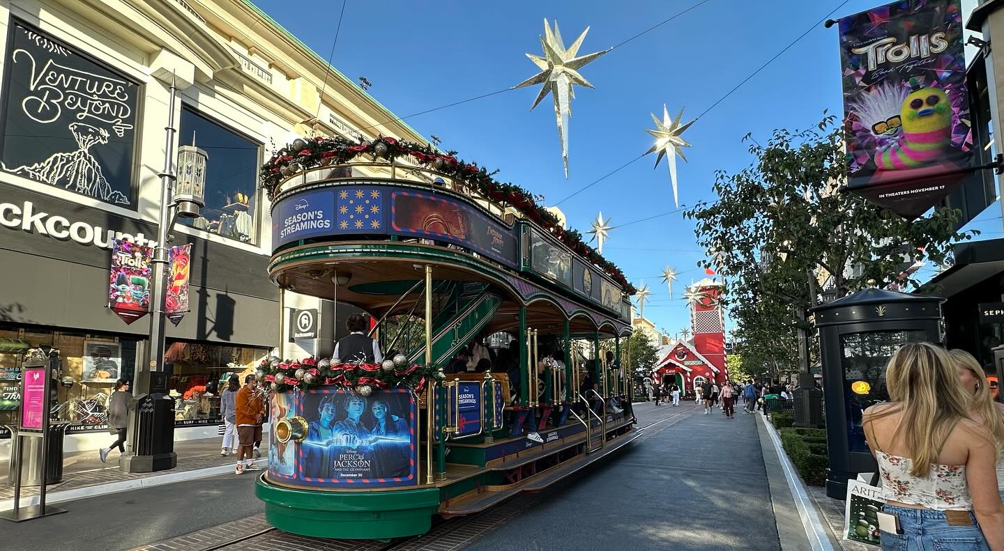 We found #Santa @thegrovela so much #christmas spirit (2)