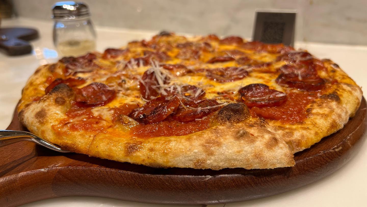 #kalesalad #pepperonipizza @mgm.mo #macaofoodie #pizza #kale (2)