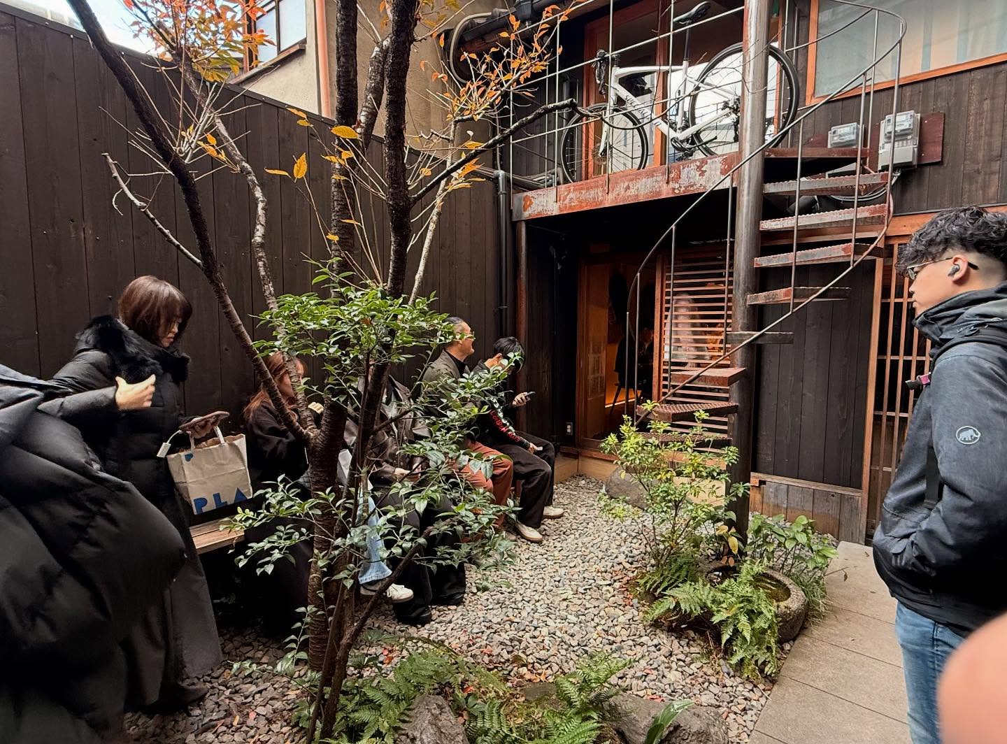 This is literally a hidden gem. Before you can enjoy the #tsukemen you must first figure… (3)