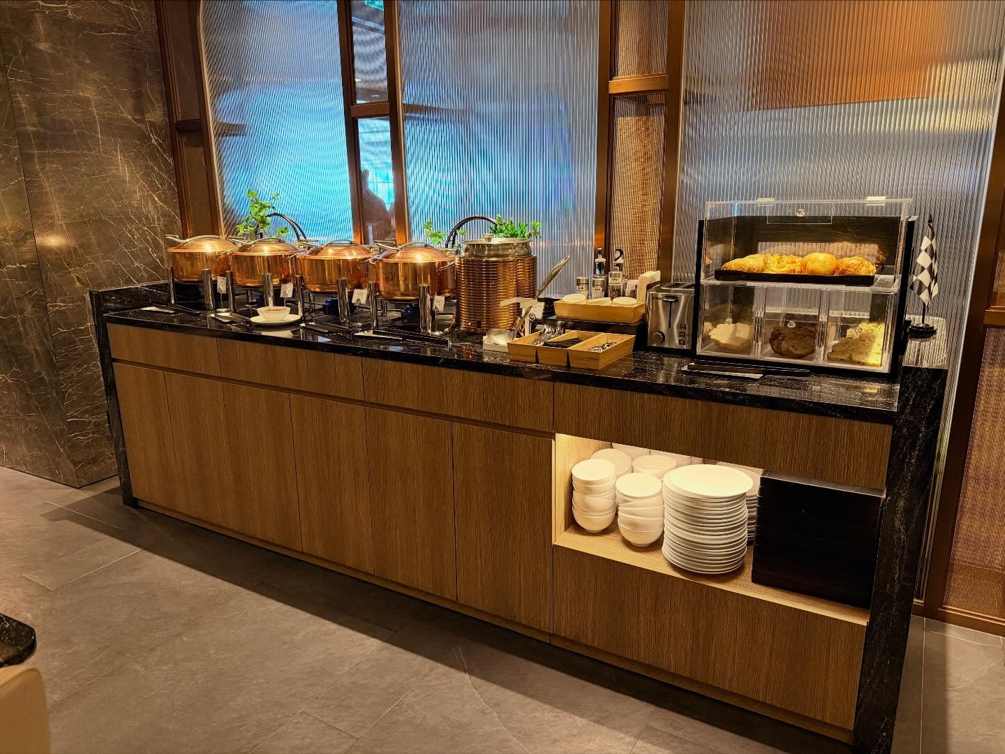 This is the new Plaza Premium First Lounge @mia.macau They serve the First and Business… (2)