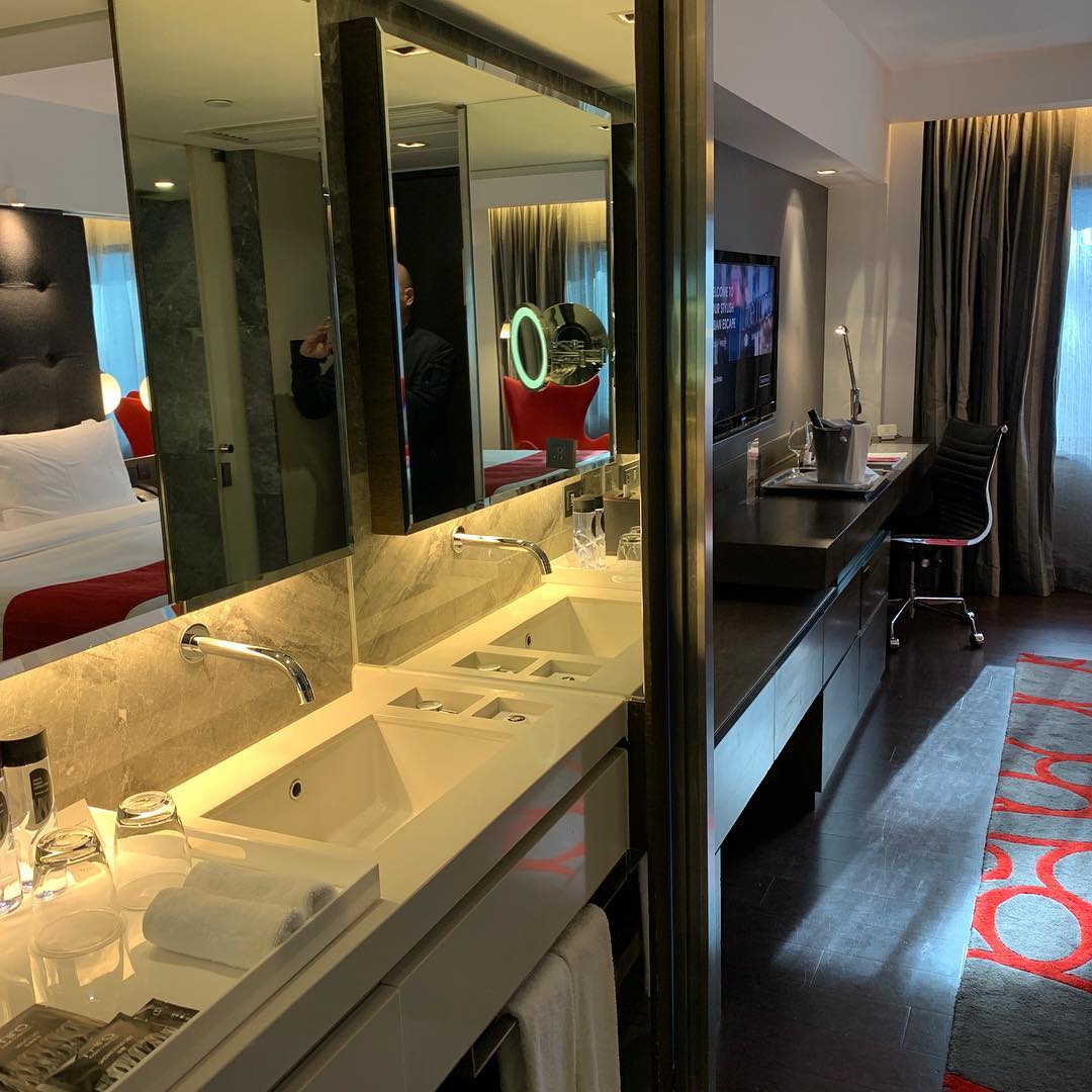 Upgrade, nice touch. #TheMira #hotel #hongkong #tsimshatsui #freeminibar (2)