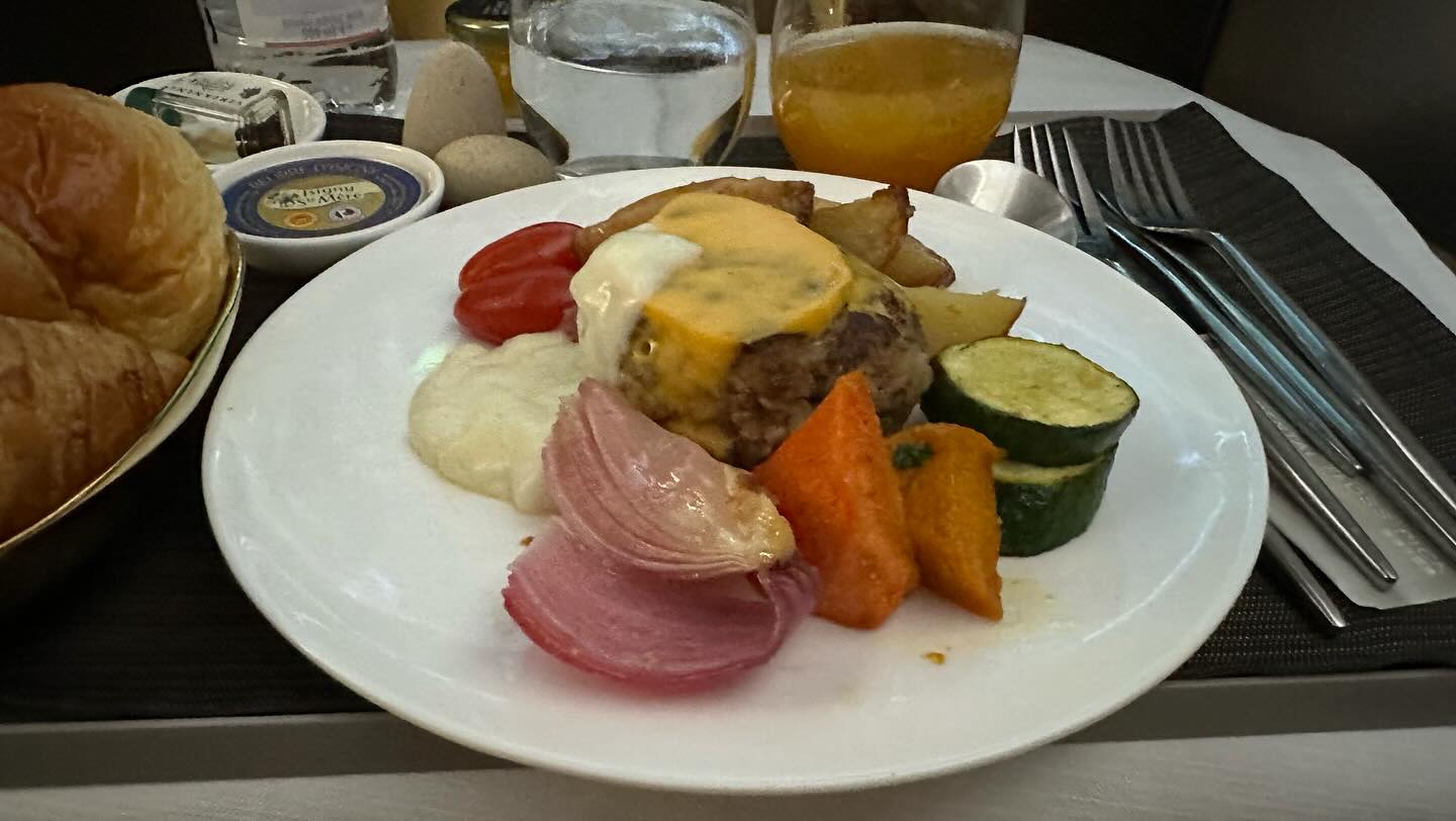 Last meal on board #starlux #35° 46’ N, 120° 24’ W (2)