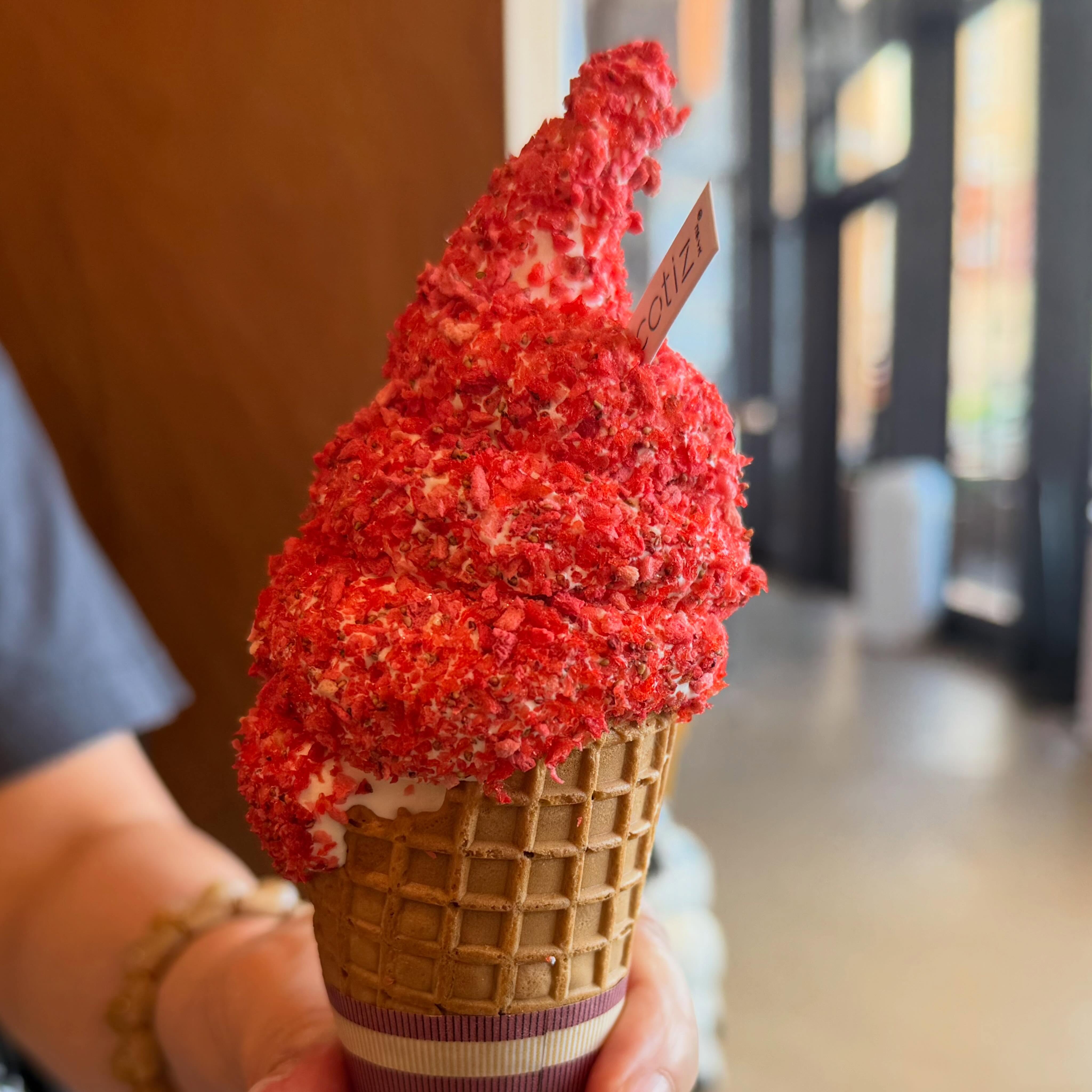 Trying the.cotiz Thai Milk Tea Dirty and Strawberry Nuts Milk Soft Icecream (3)