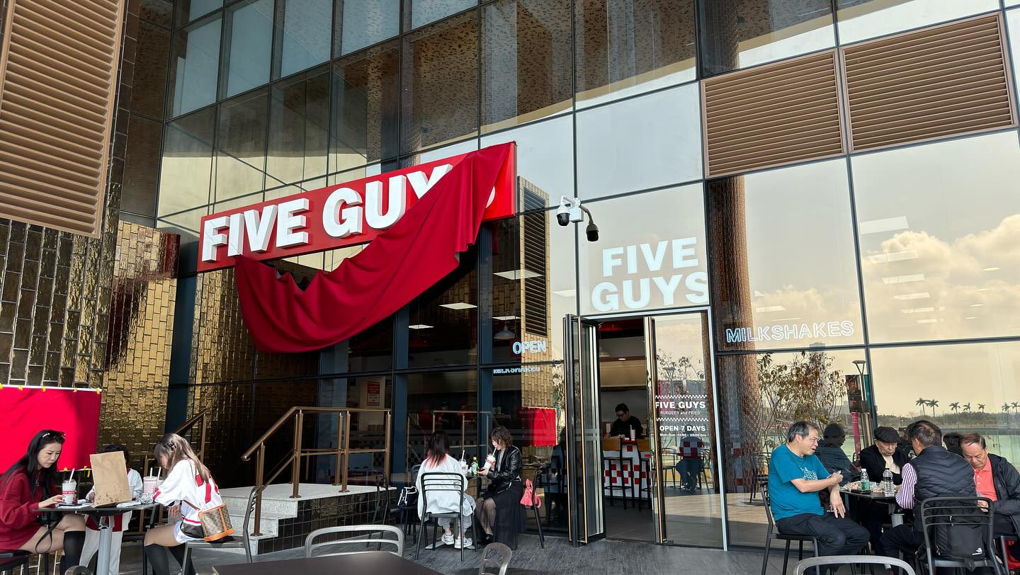 Trying the @fiveguysmacau at Treasure Island. They finally have proper thickness straws… (6)