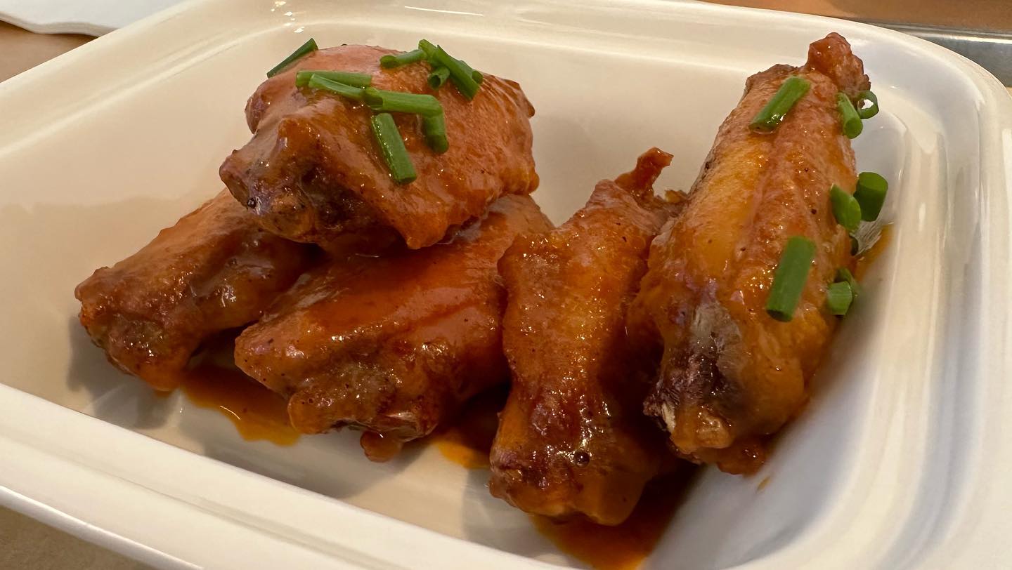 The @honbo.hk Gold Standards #burger is very tasty, the #buffalowings taste just like… (2)