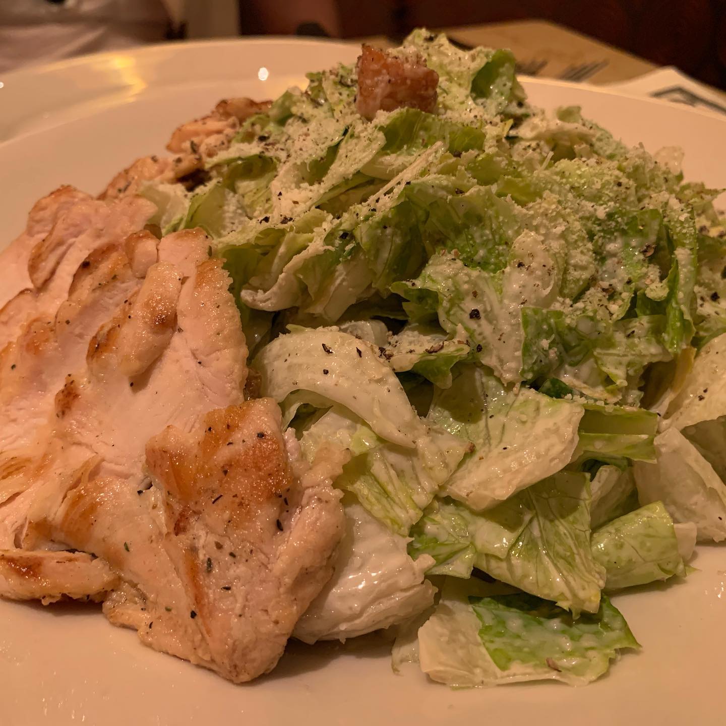 Finally have a chance to try @CheesecakeFactory in HK/Macau. Presently surprise, it is… (3)