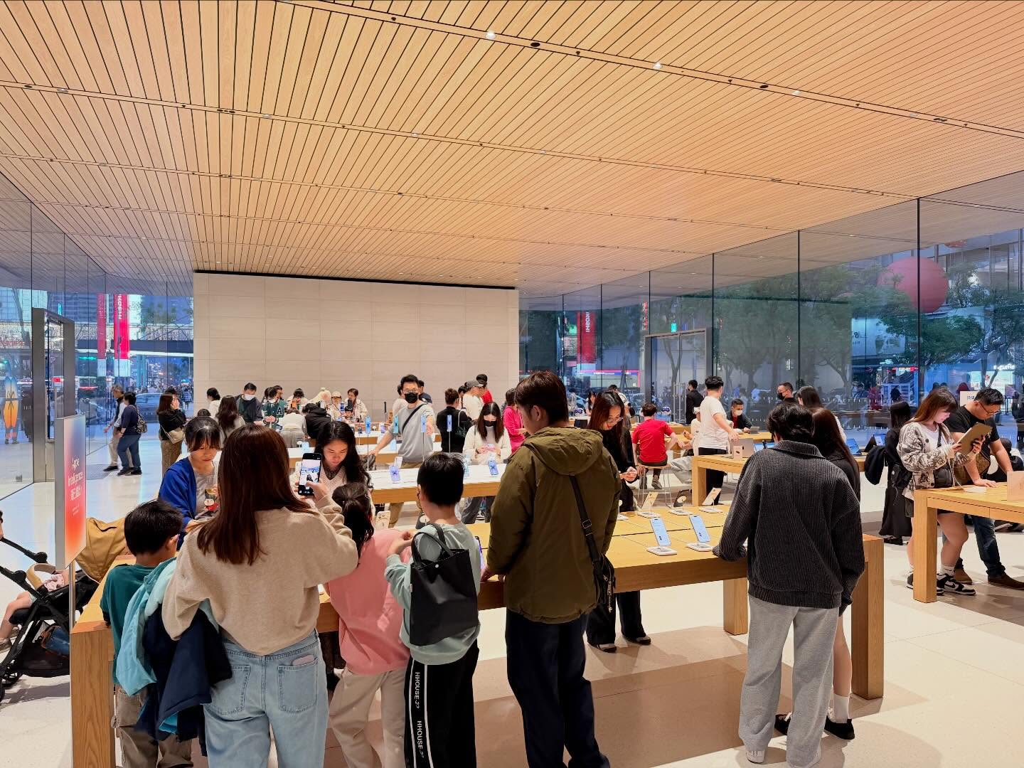 A beautiful store. Showing off the iPhone Pockets (6)