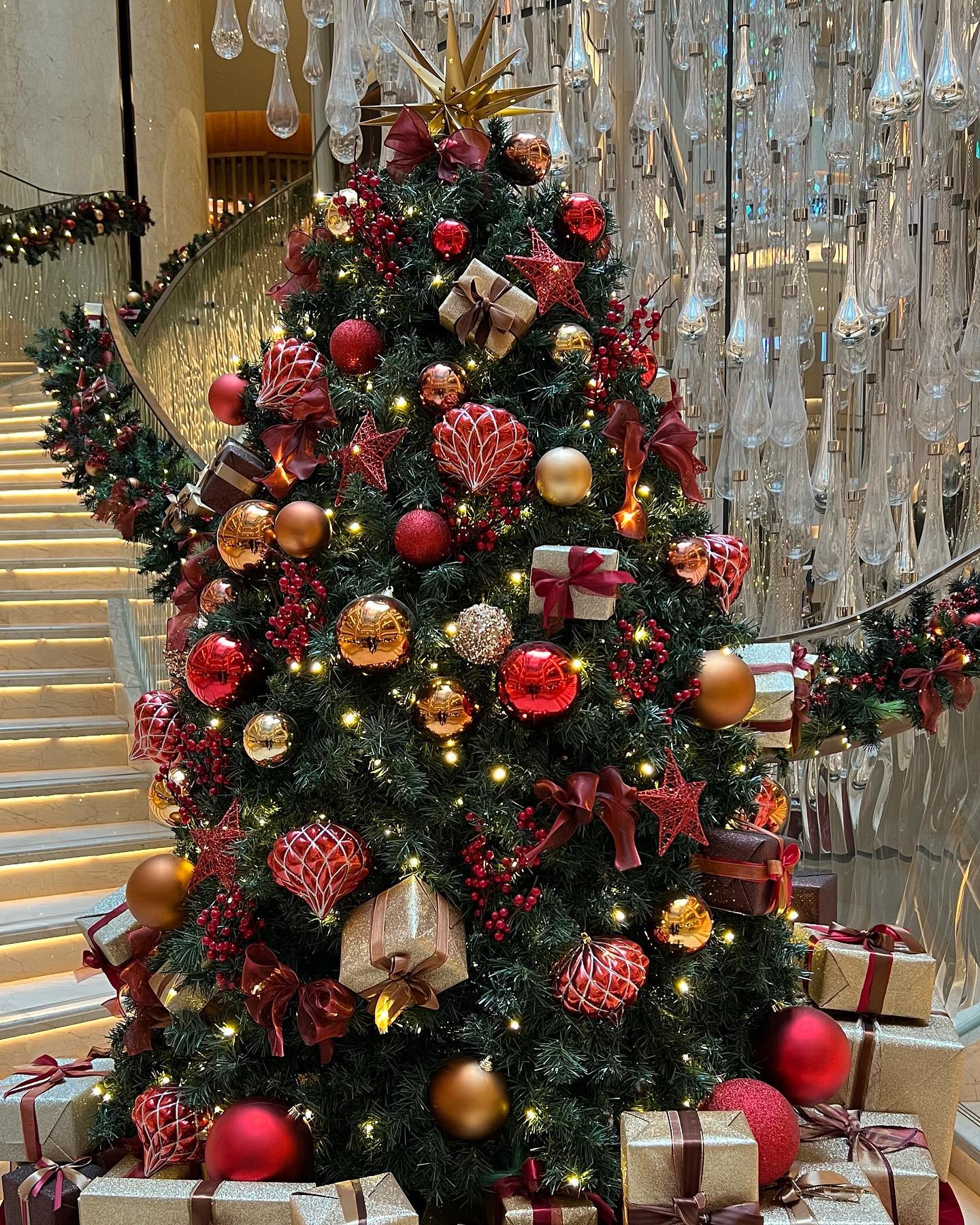 Happy Holidays everyone!! Here are some of the decorations around town in #macao… (2)