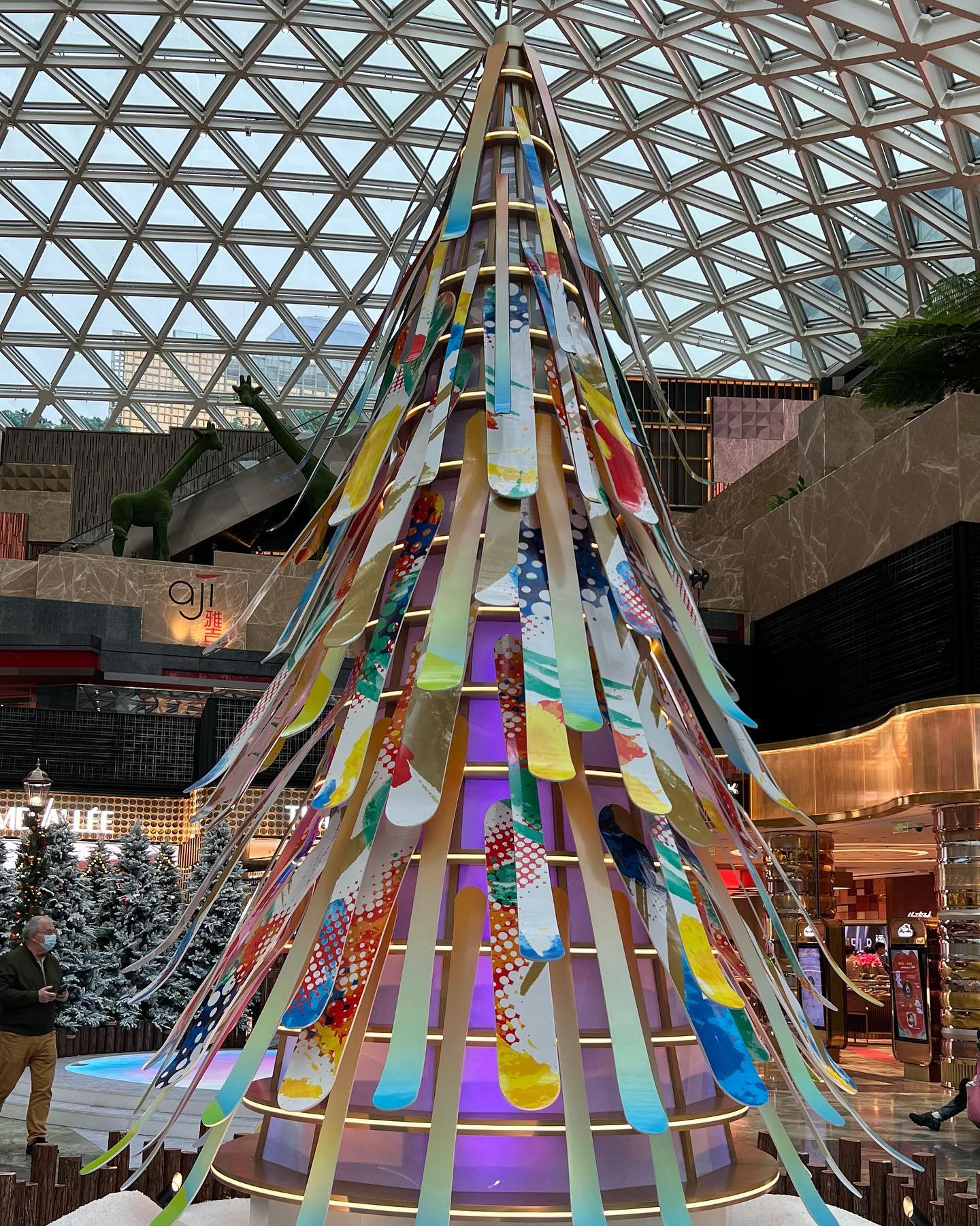 Happy Holidays everyone!! Here are some of the decorations around town in #macao… (4)