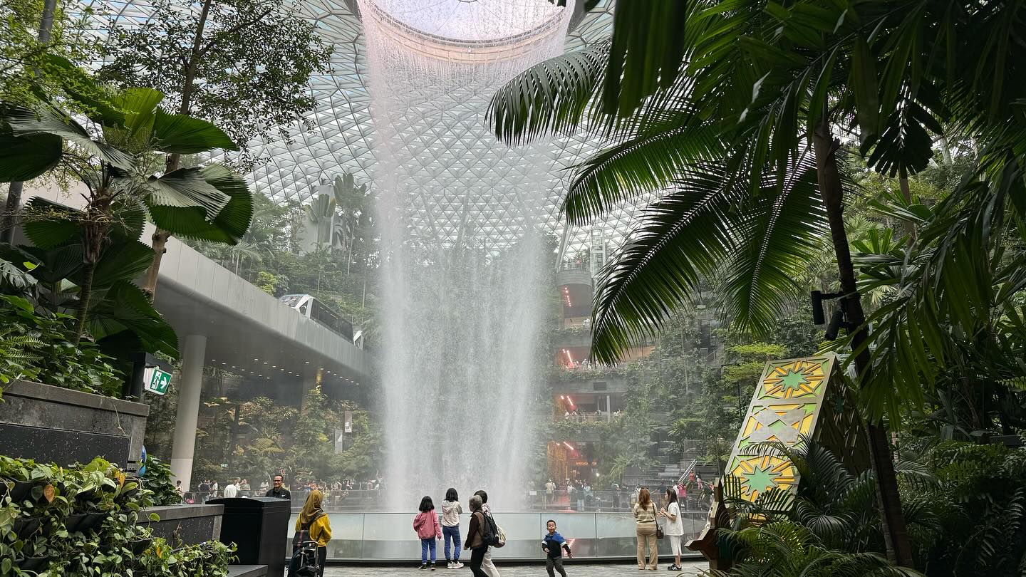 Fairly impressive space, surprisingly tranquil and relaxing. Notice a few more major… (2)