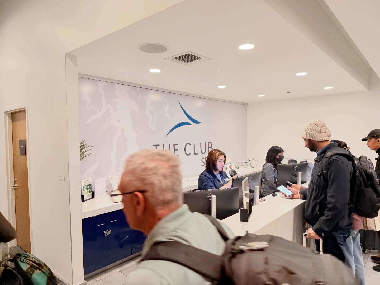 @theclublounges is the only lounge at this part of #SEA, other than #BritishAirways… (3)